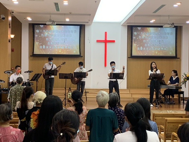 A praise team worshipped God in Pinghu Church, Shenzhen, Guangdong Province, on August 14, 2022.