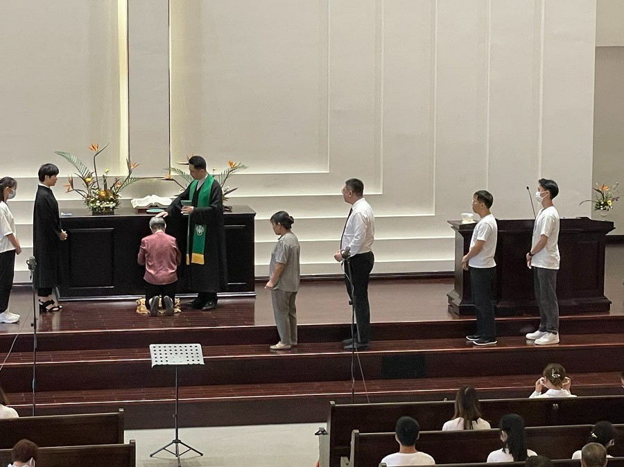Several seekers were baptized in Bu’ji Church, Shenzhen, Guangdong, on August 14, 2022.