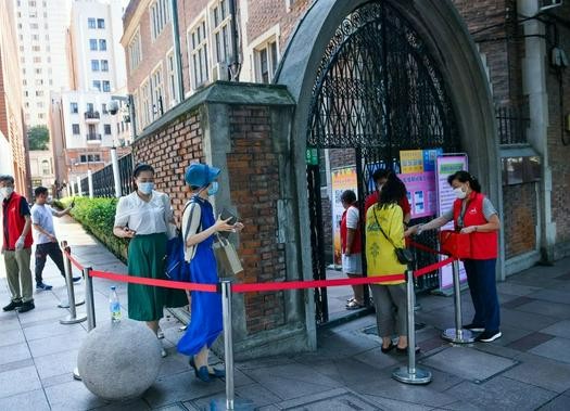 Worshippers entered a church in Huangpu District, Shanghai, which just reopened on August 14, 2022.