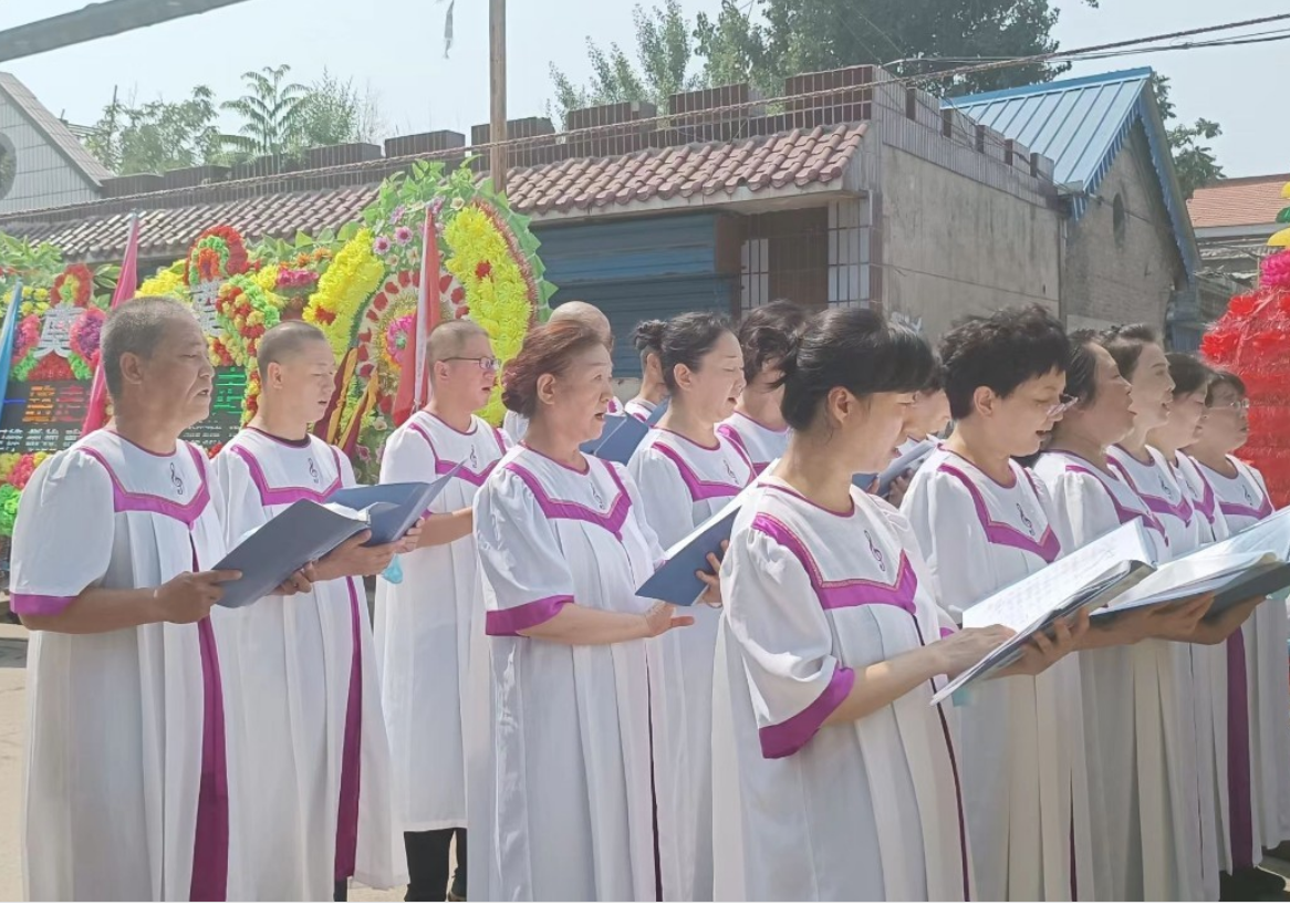 The choir of Yaodu District Church in Linfen, Shanxi, sang a hymn for a female pastor named Chai Yumei on August 13, 2022.