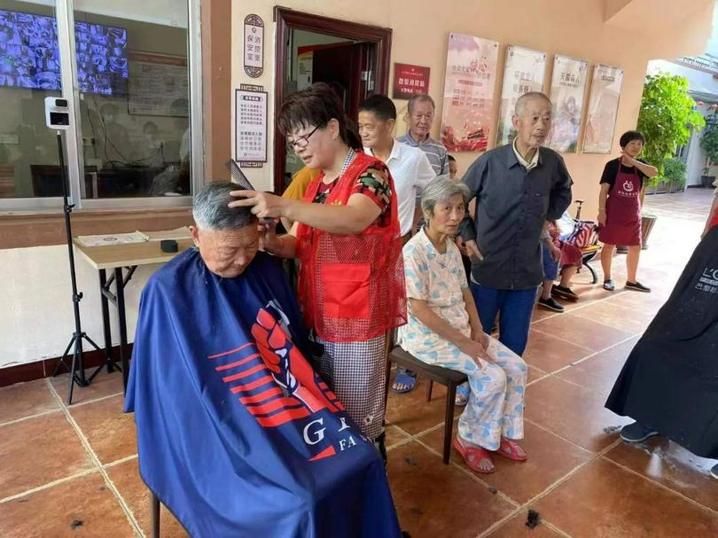 A female member of Jiaojiang Church in Taizhou, Zhejiang Province, cut the hair of the elderly in a local nursing home on August 18, 2022.