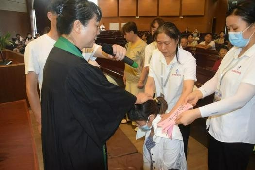 A female seeker was baptized in Xuande Church, Zhenjiang City, Jiangsu Province, on August 21, 2022.