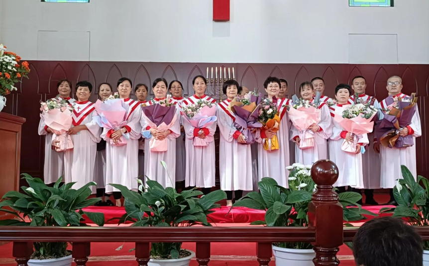 Newly appointed deacons took a group picture in Yaodu District Church, Linfen, Shanxi, on August 21, 2022.