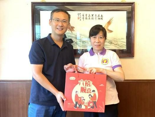 Senior Pastor Zhang Chengtao Guangxiao Church in Guangzhou, Guangdong, presented a gift to a retired pastor on August 23-24, 2022.