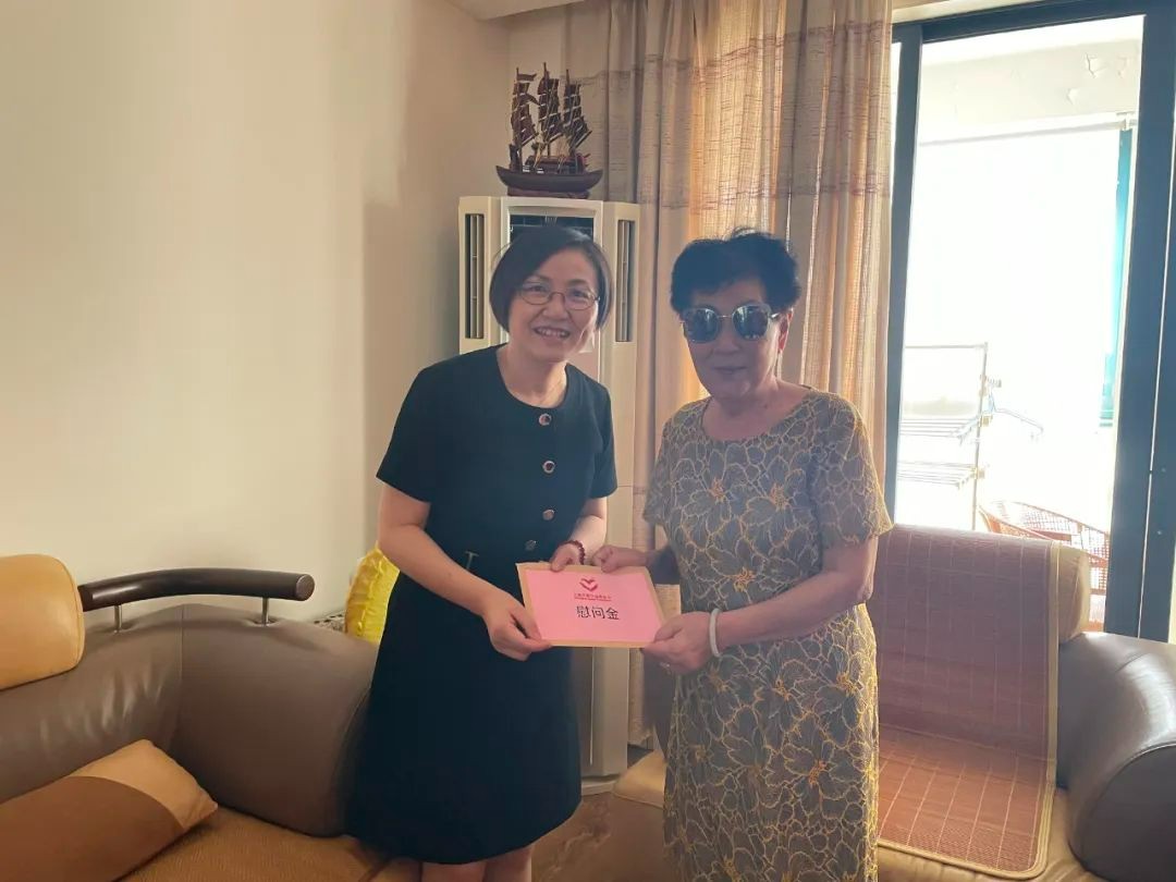 Xu Yulan (left), chairman of Shanghai TSPM granted funds to the secretary of Yangpu District Ethnic Minority Association in Shanghai in August 2022.