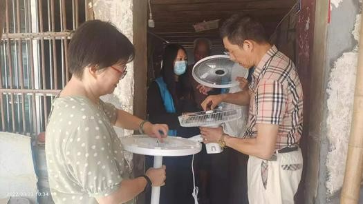 Members of Jiaojiang Church in Taizhou, Zhejiang,  assembled floor fans for the local less fortunate family on August 23, 2022.