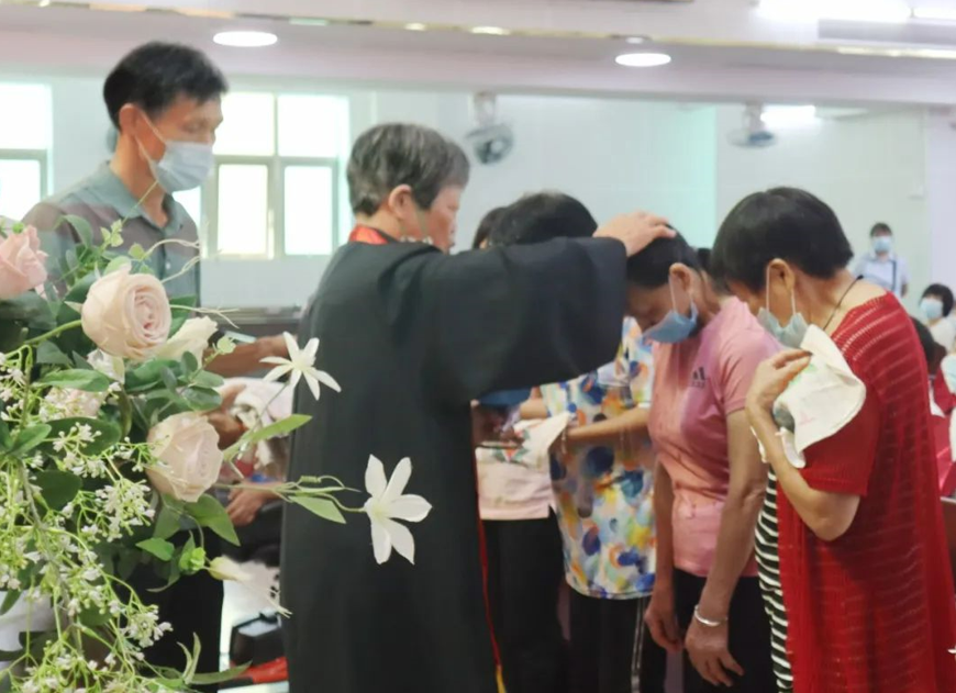 Rev. Huang Yuhua baptized a female seeker by sprinkling in Huizhou Church, Huizhou, Guangdong, on August 28, 2022.