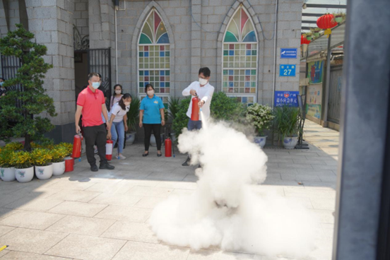 A pastoral staff member used a fire extinguisher during a fire drill conducted in Fangcun Church, Guangzhou, Guangdong, on Sept 13, 2022.