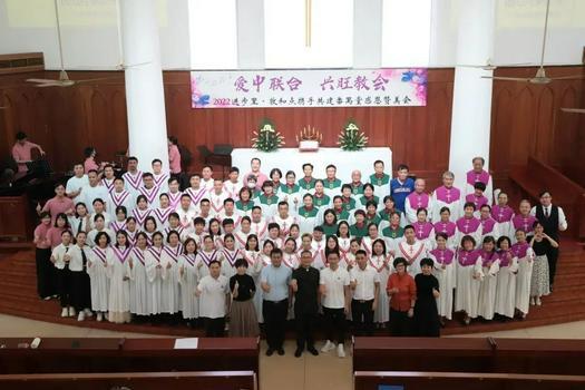 Choirs of Guangxiao Church, Henan Church, Jinbuli Meeting Point, and Dunhe Meeting Point in Guangzhou, Guangdong, took a group picture after a joint praise meeting to raise funds to build Panyu Church on September 10, 2022.