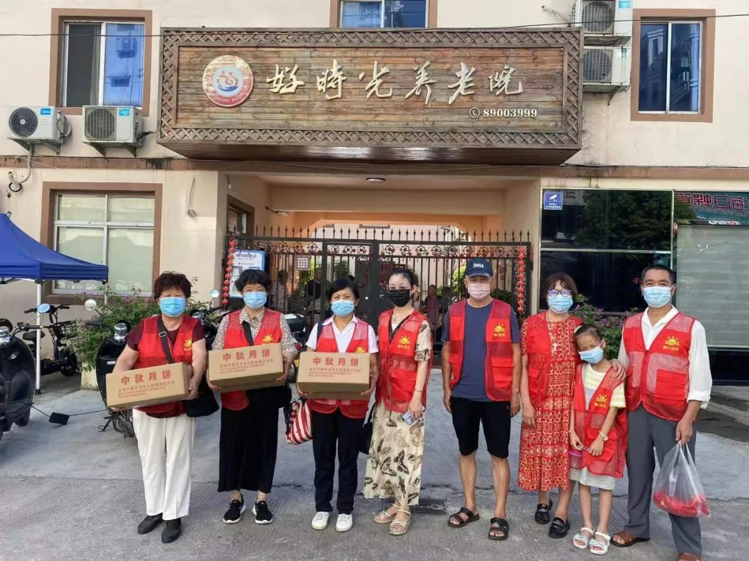 Volunteers of Jiaojiang church in Taizhou, Zhejiang, presented moon cakes to a local nursing home on August 18, 2022, to celebrate the Mid-Autumn Festival.