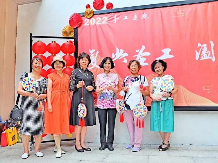 The senior members of Guangxiao Church in Guangzhou, Guangdong, took a gourp picture during an activity to celebrate the Mid-Autumn Festival on September 11, 2022.