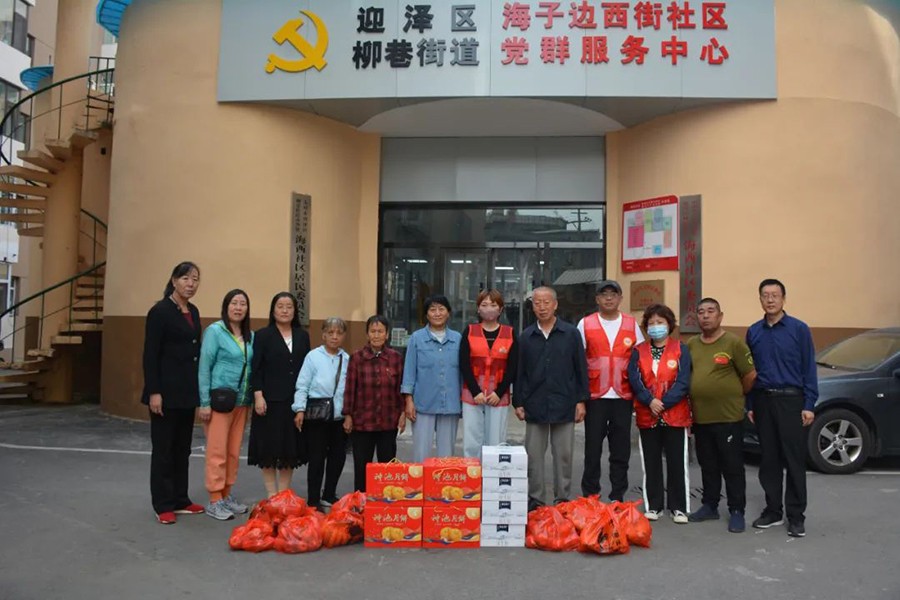 Taiyuan CC&TSPM in Shanxi Province sent fruit and milk to eight needy families in the Haixi community on 99 Giving Day, September 9, 2022.