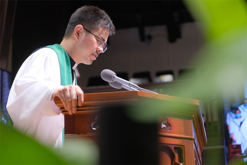 A pastor prayed for the opening of a sinicized sacred music worship service conducted by Sicheng Church in Hangzhou, Zhejiang Province, on September 11, 2022. 