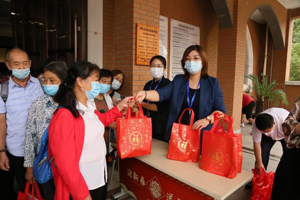 The staff of Suzhou Dushu Luke Church, Jiangsu Province, distributed gifts to elderly believers on September 25, 2022. 