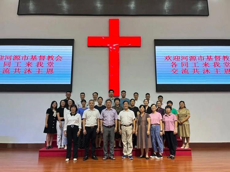 Members of Heyuan CC&TSPM and young pastoral staff who have graduated from theological seminaries took a group picture after a symposium held in Zicheng Church, Zijin County, Heyuan, Guangdong, on September 22, 2022.