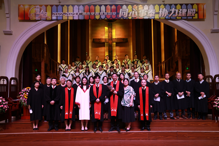 Church leaders, the choir members, and the worship team of Dongshan Church in Guangzhou, Guangdong, took a group picture after a service marking the 113th anniversary of the church's founding and 43rd anniversary of its reopening on September 24, 2022.   