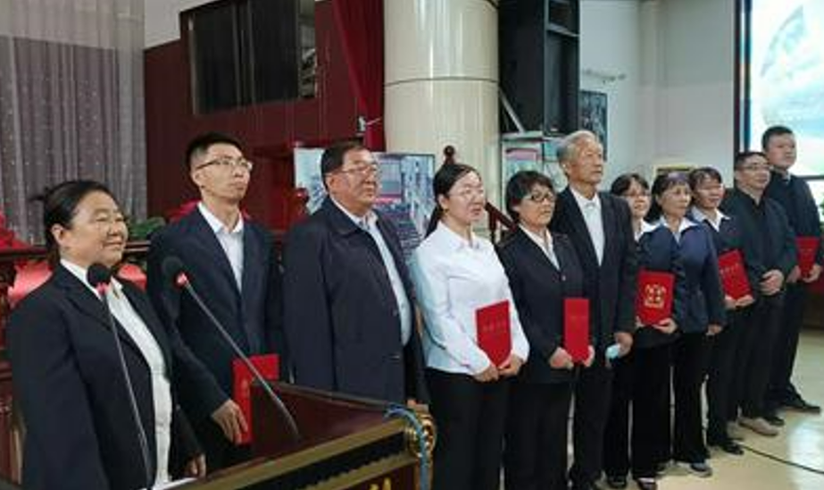 Winners selected during the 7th seminar on the Sinicization of Christianity held in Yaodu District Church, Linfen, Shanxi, were pictured with certificates on September 24, 2022.