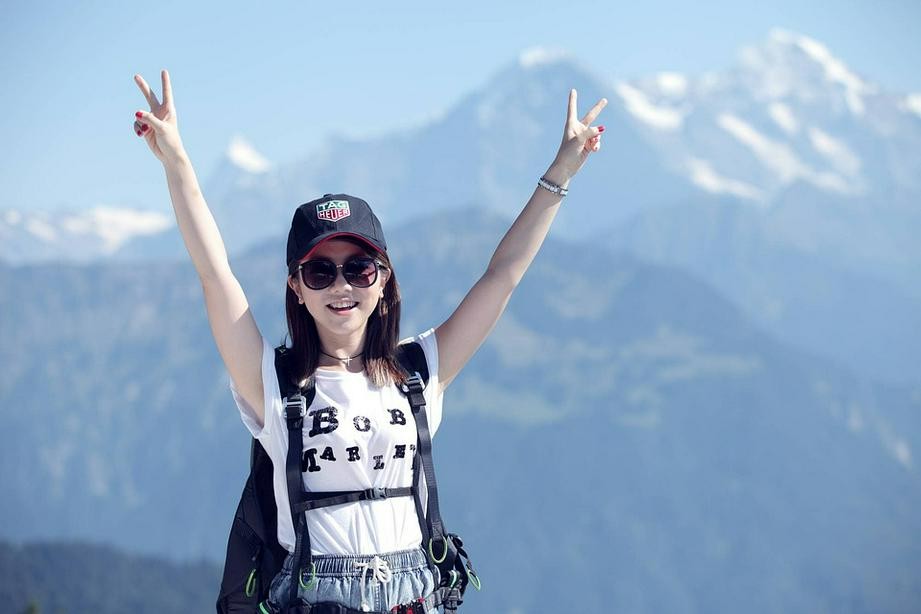 A picture shows a Christian singer G.E.M on a mountain.