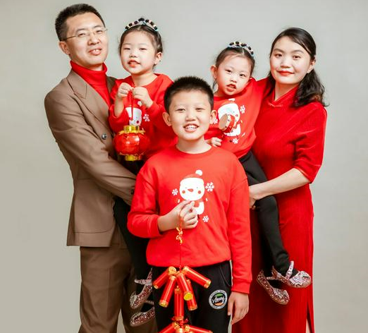 A picture of the family of a male Christian surnamed Zhao