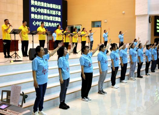 The praise team presented the hymn "Stream of Praise" during a musical evangelistic rally conducted in Xingsheng Church, Anshan, Liaoning, on October 3-5, 2022.