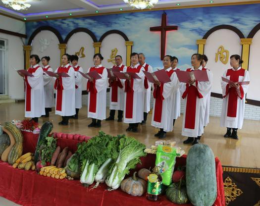 The choir of Laohutun Church in Anshan, Liaoning, sang a hymn to celebrate the Autumn Harvest Festival with fruits at the altar on October 8, 2022.