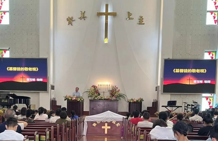 Guangdong Union Church held a Sunday service to honor the elderly on October 9, 2022.