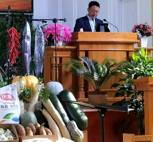 Rev. Liu Honghai delivered a sermon titled "Be a Grateful Person" during a Sunday service to celebrate the Autumn Harvest Festival in Shuishiying Church, Dalian, Liaoning, on October 16, 2022.