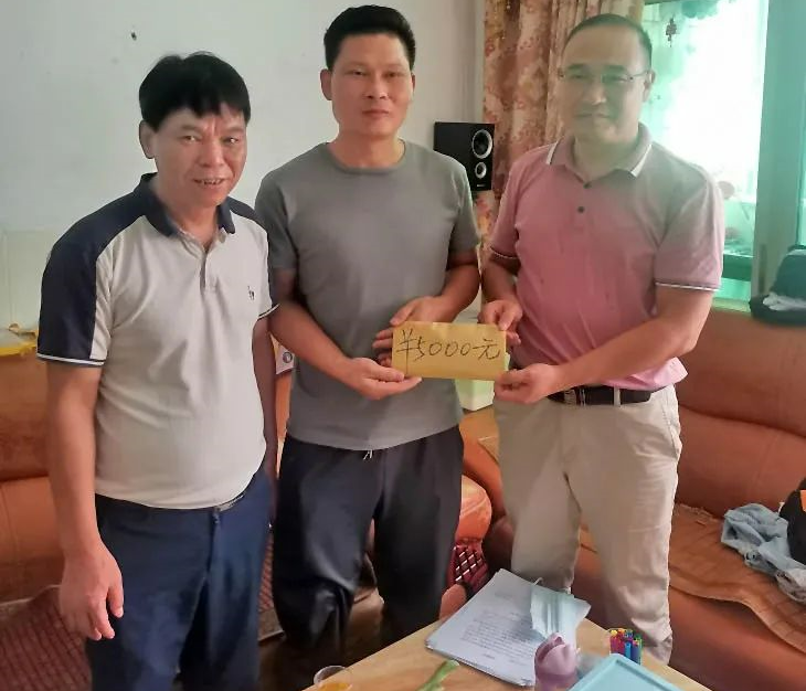 A leader of Daya Bay Meeting Point in Huizhou, Guangdong, presented 5,000 yuan to a local family with a child suffering from thalassemia on September 28, 2022.