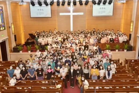 Participants of the first systematic theology training class held at Zion Church in Guangzhou, Guangdong, took a group picture on October 16, 2022.