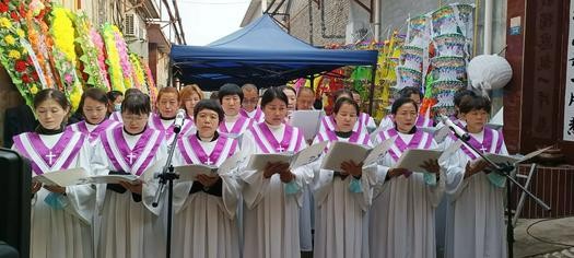 The choir of Yaodu District Church in Linfen, Shanxi, sang a hymn during a memorial service held for a female believer named Li Funv on October 14, 2022.