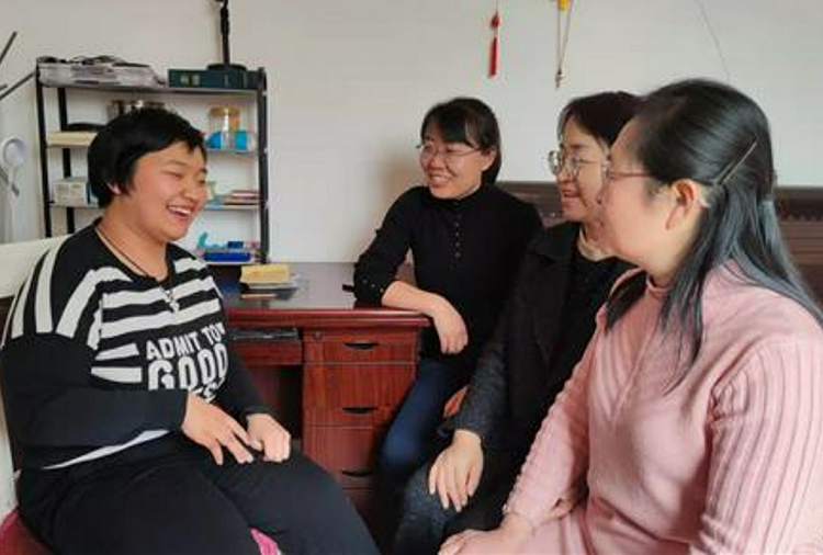 Gao Xiaoxue with cerebral palsy was talking with female memebers of Yaodu District Church in Linfen, Shanxi, at an unknown date.