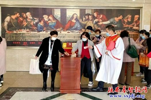 Members of Shilipu Church in Baoji City, Shaanxi Province, made donations during an activity to mark the "Christianity Charity Week" on October 16, 2022.