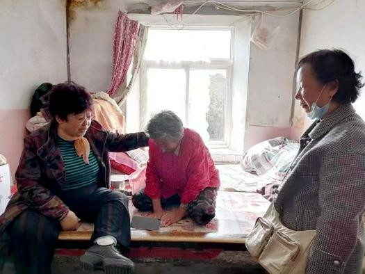Senior Pastor Liu Xueguang of Shuishiying Church in Dalian, Liaoning, prayed for a female believer at her bed during a series of visits conducted from October 18 to 28, 2022.
