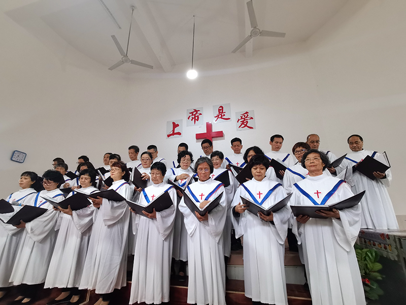 The choir of Jiexi Church in Shima Street, Zhangzhou, Fujian, sang a hymn to celebrate the dedication of Tatan Church in Zhangzhou, Fujian, on November 5, 2022.