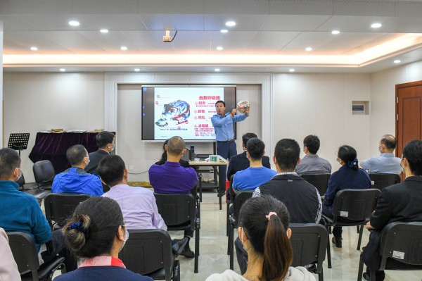 An instructor from a local fire prevention propaganda and education center in Guangzhou explained the use of the filter self-rescue respirator to members of Guangdong CC&TSPM and pastoral staff on November 7, 2022.