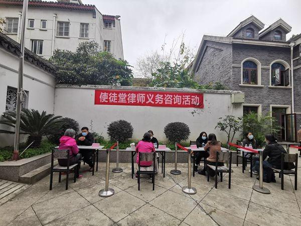 Four lawyers were offering legal consultation and help to believers in Apostle Church, Suzhou, Jiangsu, on November 13, 2022.