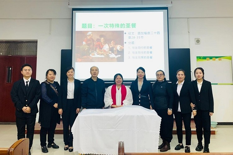 Students and faculty of Zhongnan Theological Seminary took a group picture after a communion service on November 2-3, 2022.