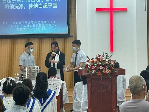Rev. Huang Chuxian baptized one seeker by sprinkling at Pinghu Church in Shenzhen, Guangdong, on November 20, 2022.