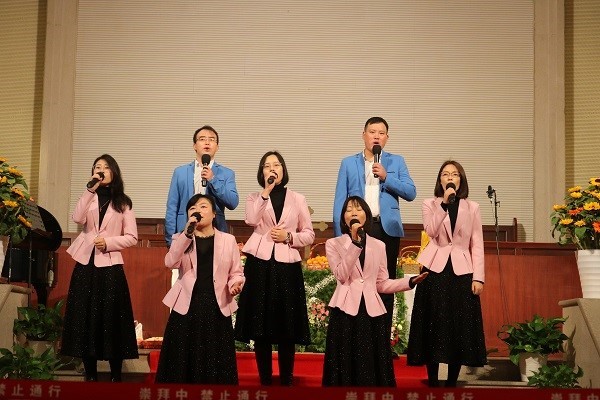 Members of Shishan Church in Suzhou, Jiangsu, sang a hymn during the Thanksgiving worship service held on November 20, 2022.