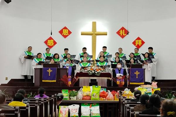 The choir of Gongxiang Church in Suzhou, Jiangsu, sang a hymn during the Thanksgiving worship service held on November 24, 2022.    