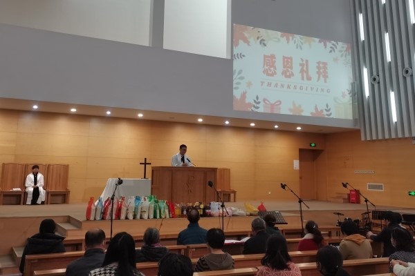 Rev. Kuai Mo preached a sermon with the title "Faith and Wealth" during a Thanksgiving service held at Xiangcheng Church in Suzhou, Jiangsu, on October 20, 2022.  