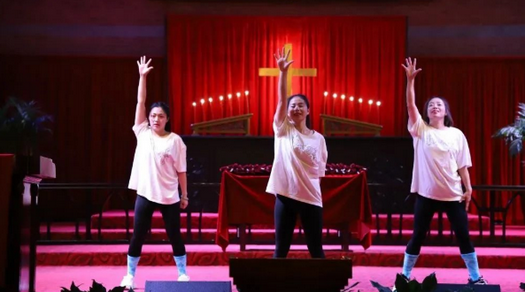 The dance team of Wuxi Church in Jiangsu presented a program during a Thanksgiving worship service held on November 22 or 24, 2022.               