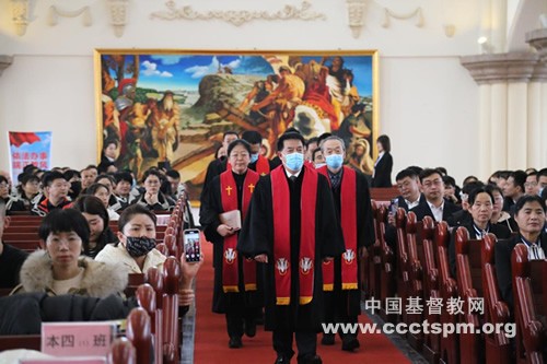 Pastors entered the sanctuary to attend the Thanksgiving worship service at Northeast China Theological Seminary on November 17, 2022. 