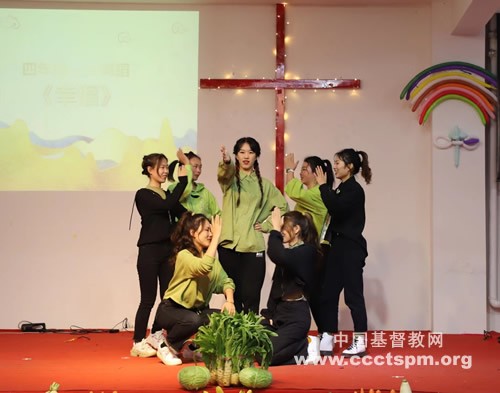 Students of Zhongnan Theological Seminary in Hubei presented a program to celebrate Thanksgiving on November 24, 2022.