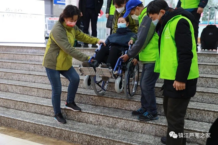A group of volunteers experienced going up and down stairs in a wheelchair in Zhenjiang, Jiangsu, on December 3, 2022.