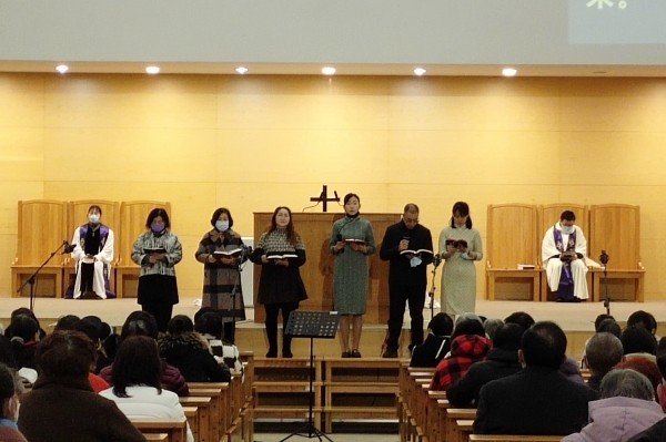 Six believers recited Psalm 121 in six different dialects during a Sunday service held in Xiangcheng Church, Suzhou, Jiangsu, on December 11, 2022.
