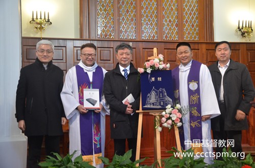 Church leaders of CCC&TSPM and Shanghai CC&TSPM took a group picture with a big custom-made Bible with the architectural design of Allen Memorial Church which was presented to the church on Chinesethe Bible Day, December 11, 2022. .