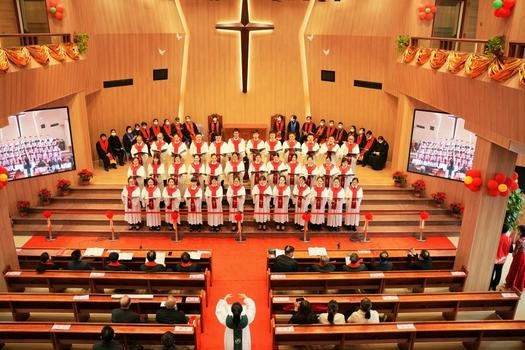 A choir sang a hymn in Xiangshan Church, Xiuyu District, Putian, Fujian, to celebrate the church's 120th anniversary of preaching and the 100th anniversary of its building on December 12, 2022.
