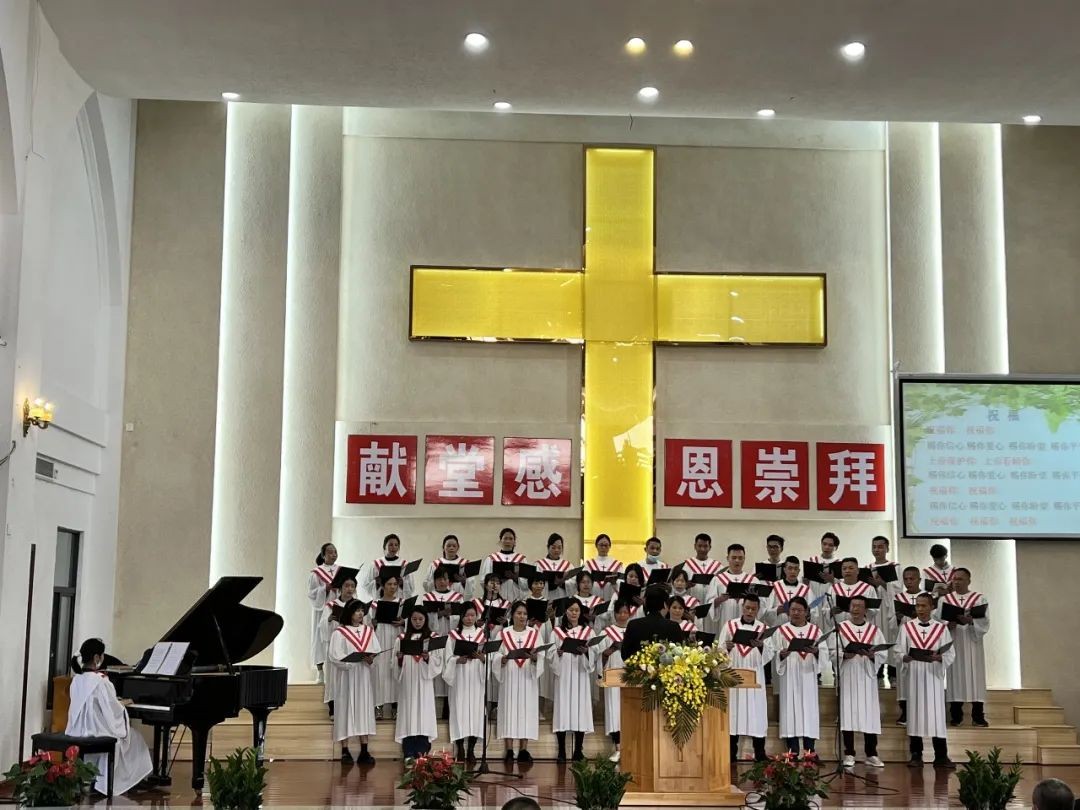The choir of Yunlu Church in Jiedong District, Jieyang, Guangdong, sang a hymn to celebrate the completion of the church's new main building on December 10, 2022.