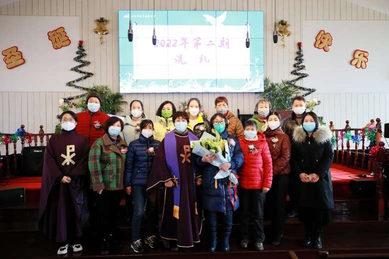New believers and pastors took a group picture after the baptism service in Apostle Church, Suzhou, Jiangsu, on December 18, 2022.